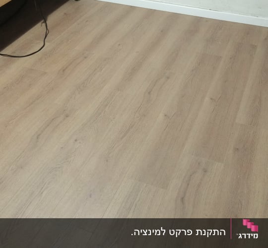 רצפת פרקט עץ בחדר עם מיטה וכוסות